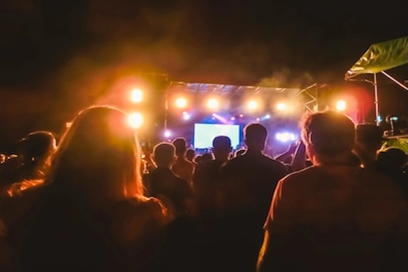 Open-Air-Veranstaltung am Abend, Symbolbild für Kultur und Gemeinschaft